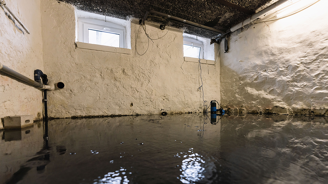 Water damage in household insurance after a pipe burst or flood